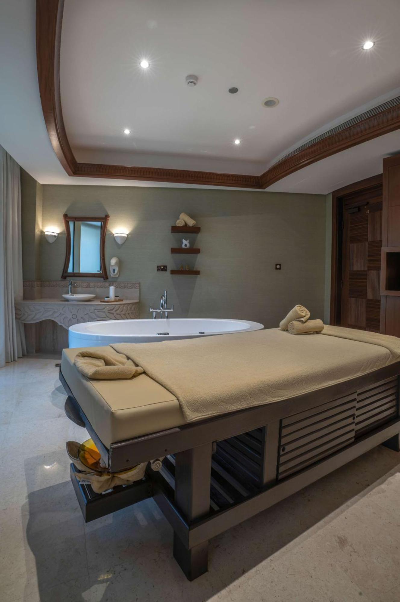 Aparthotel The Diplomat Radisson Blu & 5*